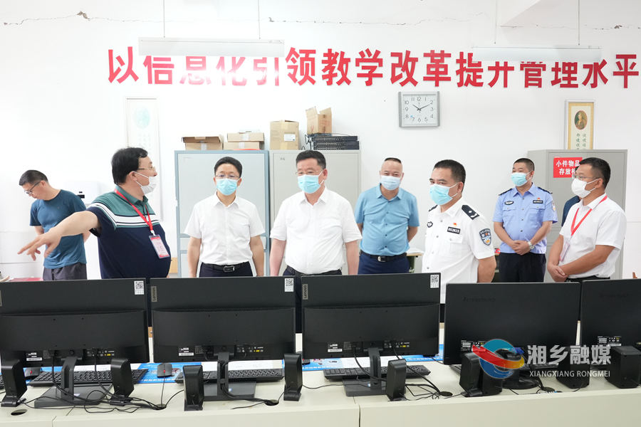 赵新文在湘乡二中视频监控室督导高考准备工作。.png