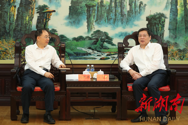 5月12日下午，省委书记杜家毫在长沙与国家铁路局党组书记、局长刘振芳一行座谈。湖南日报记者 罗新国 摄.jpg