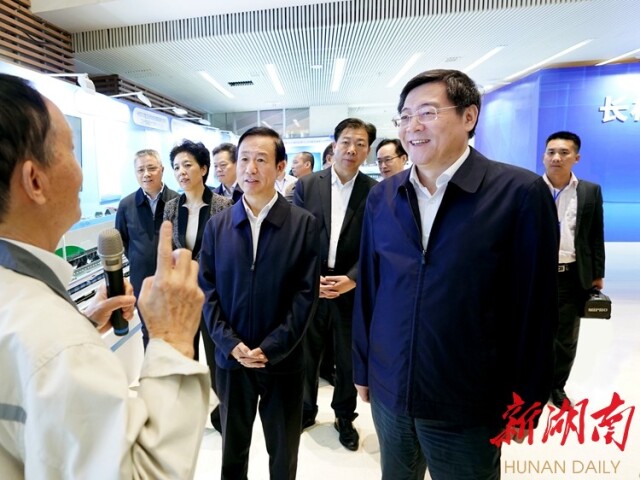 省委书记杜家毫，省委副书记、省长许达哲，省委副书记乌兰等参观成果展。 湖南日报  罗新国 摄.jpg