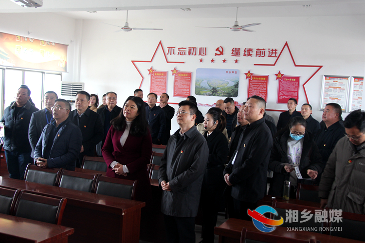 观摩团参观浒洲村党员活动室。.jpg