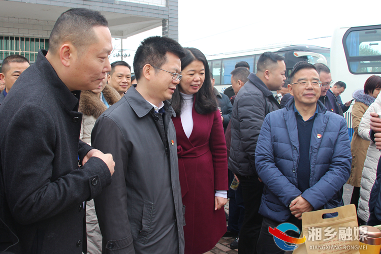观摩团一行了解浒洲村农业产业示范基地相关情况。.jpg