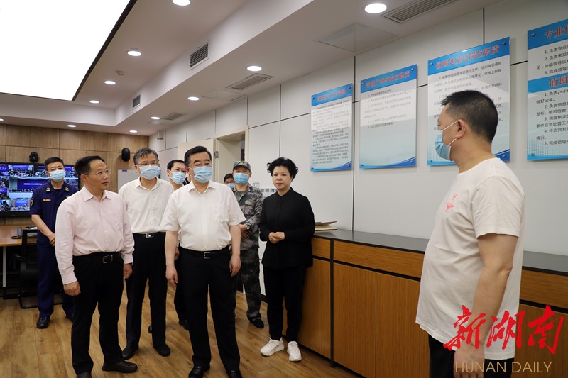 张庆伟在省应急指挥中心调度部署防汛救灾工作：扎实做好保河湖安澜保人民群众安全工作 在防汛减灾救灾重大考验中扛得住守得牢